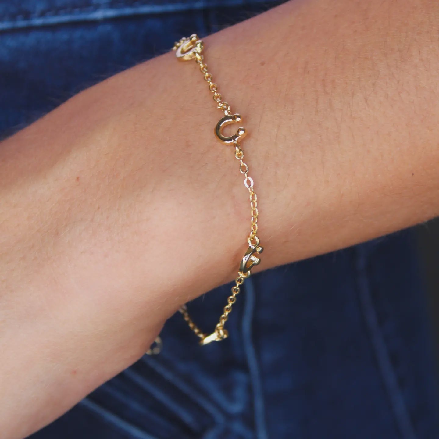 WC-BR21G | WEST&CO 18K YELLOW GOLD PLATED HORSESHOE CHARM BRACELET