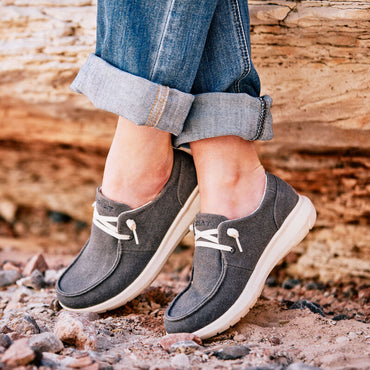 10040309 | ARIAT WOMEN'S WASHED BLACK HILO CASUAL SHOE