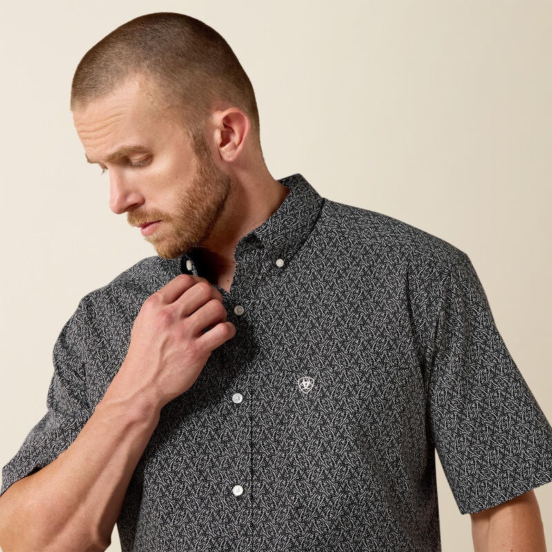 10071035 | ARIAT MENS BLACK TOSSED VINES SS BD SHIRT