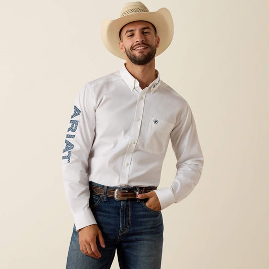 10073652 | ARIAT MEN'S TEAM LOGO TWILL FITTED L/S SHIRT - WHITE/BLUE MEDALLION FILL