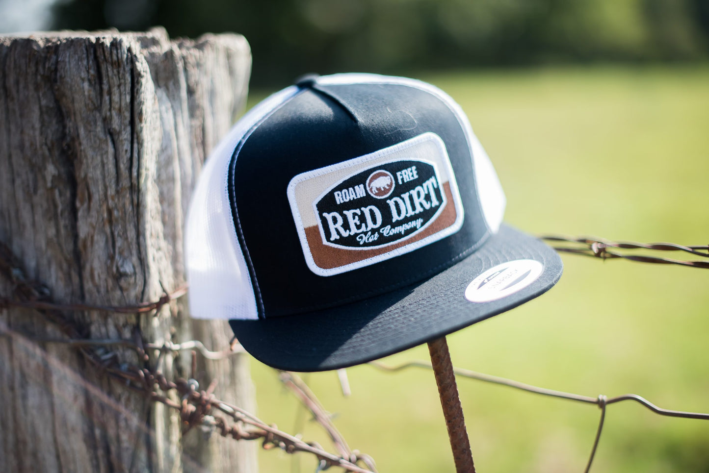 RDHC-136 | RED DIRT ROAM FREE BLACK/WHITE CAP