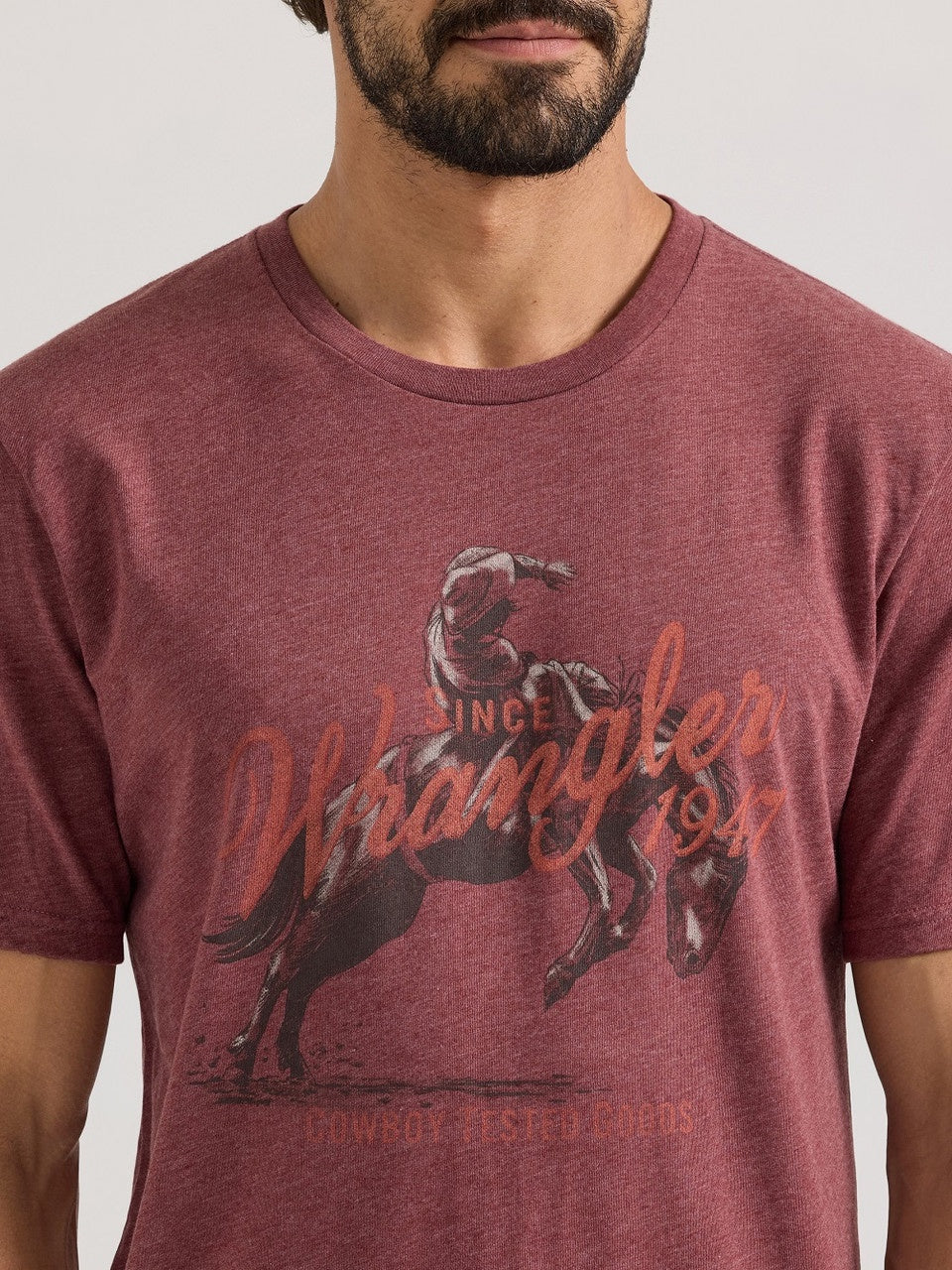 112350041 | WRANGLER MEN’S HEATHER BURGUNDY BUCKING HORSE SS T-SHIRT