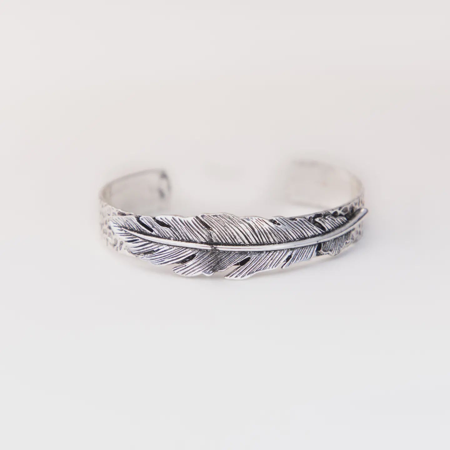 WC-BR572 | WEST&CO 18K WHITE GOLD PLATED FEATHER STAMPED CUFF