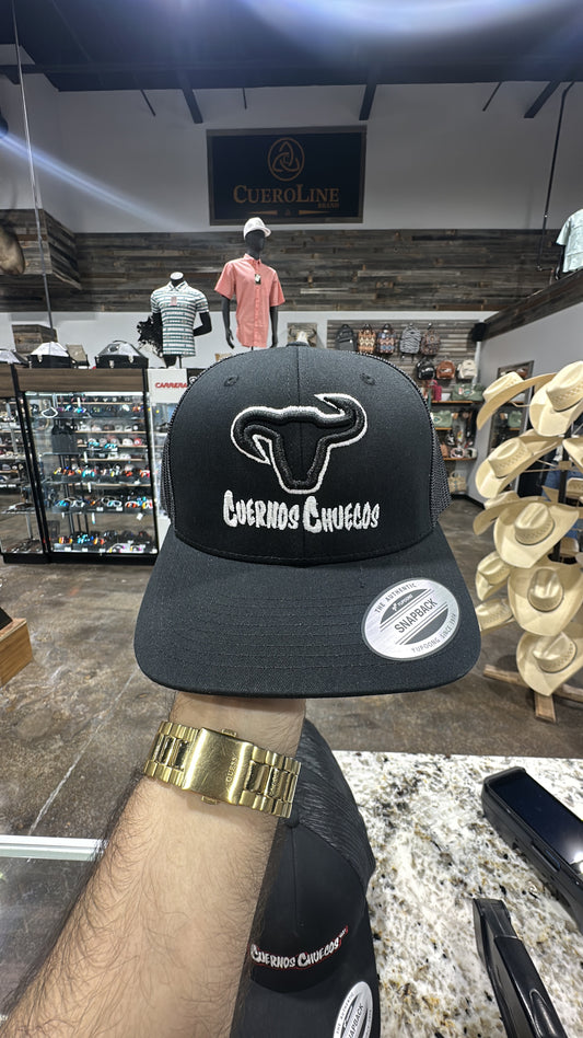 CUERNOS CHUECOS CAP BLACK/WHITE LOGO