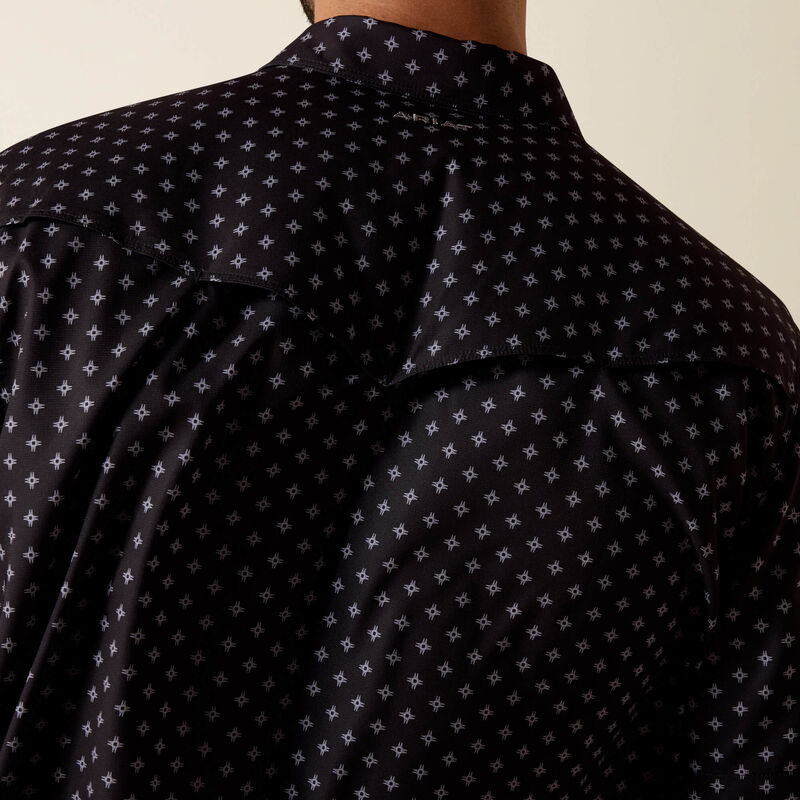 10073422 |ARIAT MEN'S BLACK PRINTED VENTTEK WESTERN FITTED S/S SNAP SHIRT