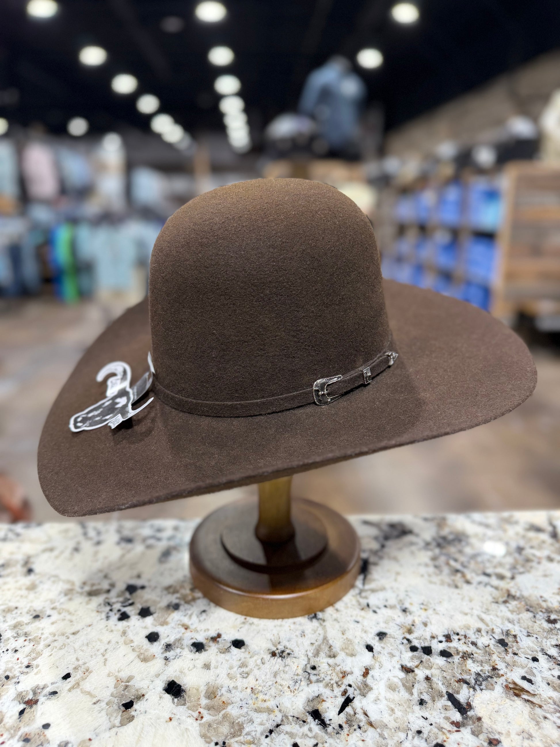 0202 | CUERNOS CHUECOS FELT 6X CAFE OPEN CROWN 4 1/4 INCH BRIM