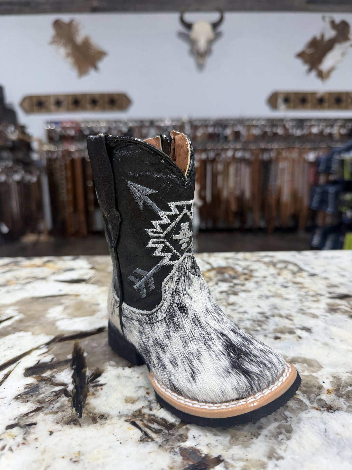 TMI205344 | INFANT BOOT CASH COWHIDE BLACK & WHITE HAIR