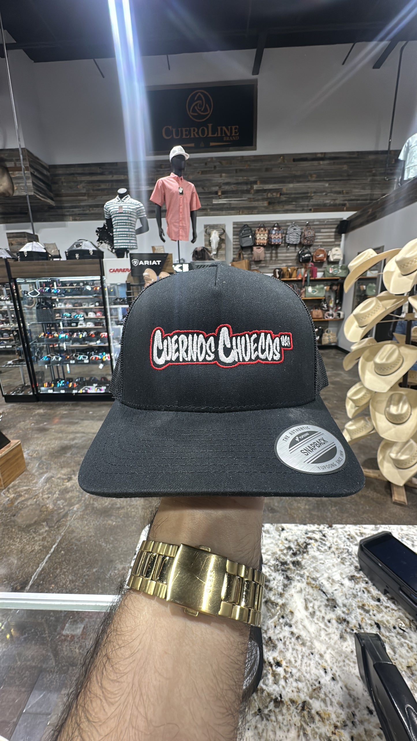 CUERNOS CHUECOS CAP WHITE/RED LOGO